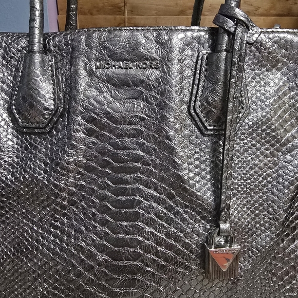Michael Kors Mercer Medium Messenger Silver Snake Print Leather 3-in-1 Handbag - Picture 2 of 13